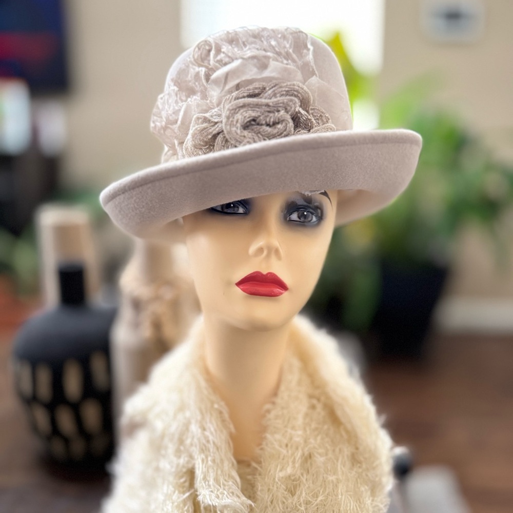EUC Louise Green crean elegant hat with hat box. - Picture 2 of 16